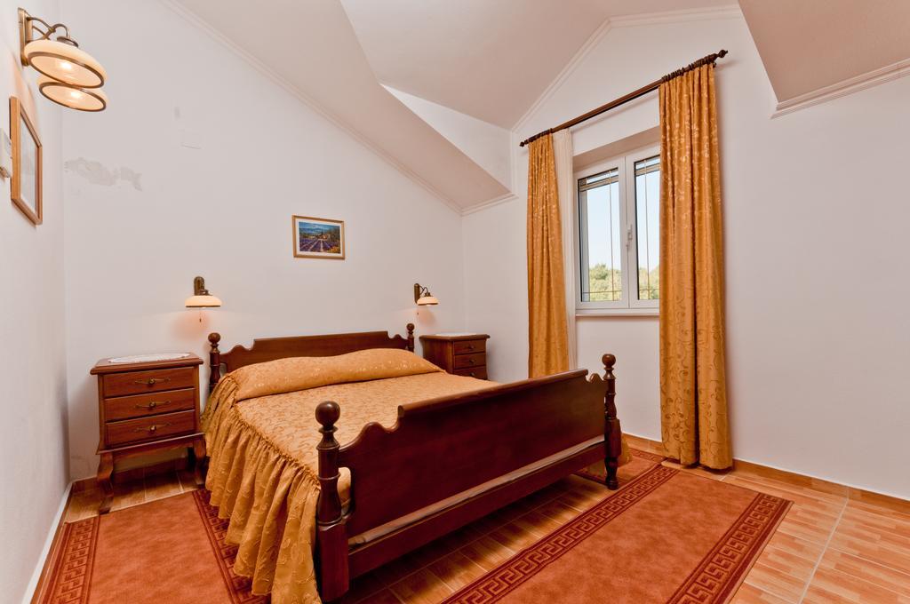 Apartments Barba Petra Dvori Sumartin Extérieur photo
