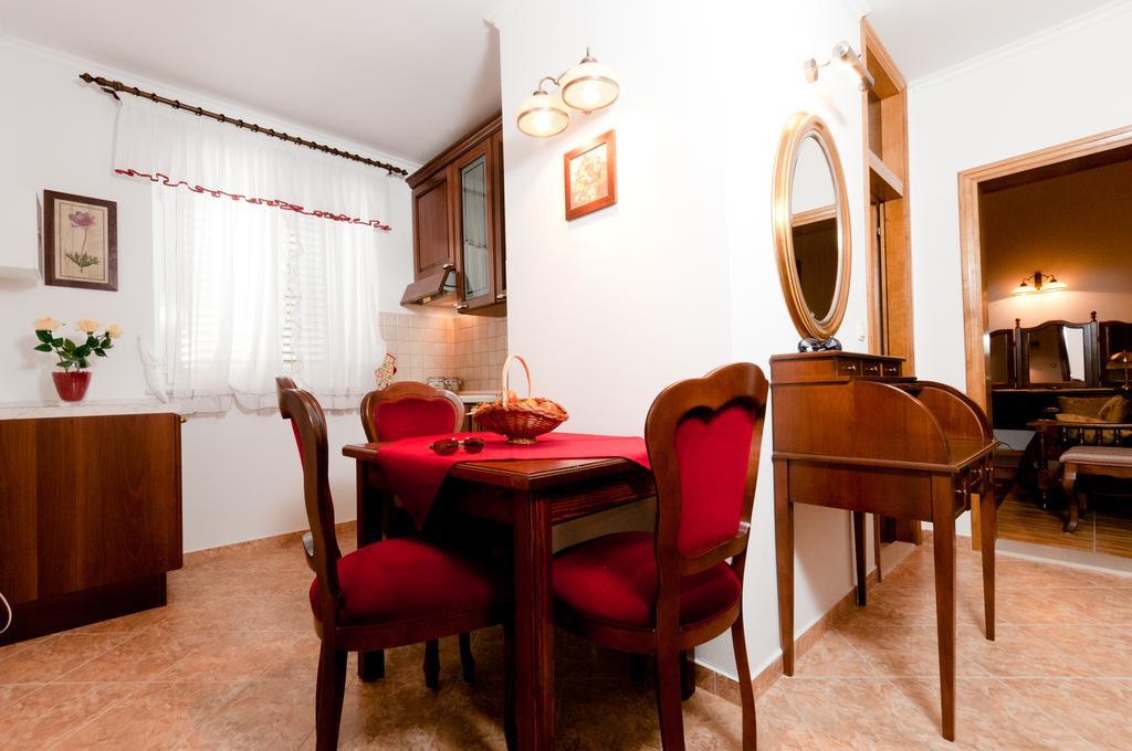 Apartments Barba Petra Dvori Sumartin Extérieur photo