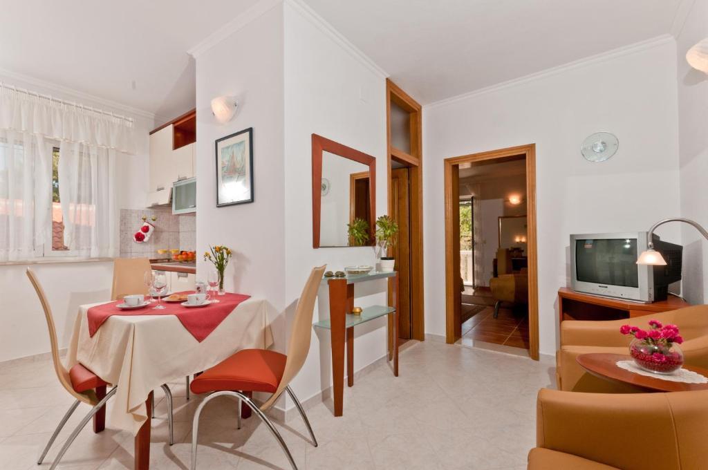 Apartments Barba Petra Dvori Sumartin Chambre photo