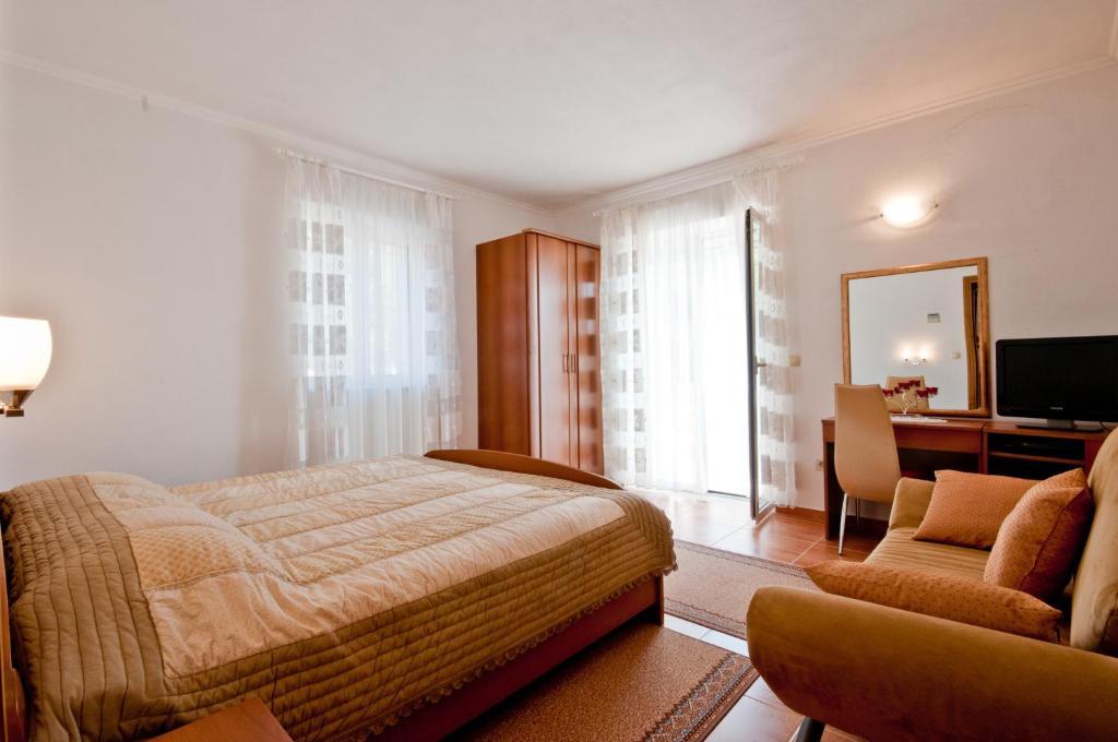 Apartments Barba Petra Dvori Sumartin Chambre photo
