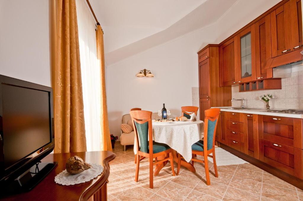 Apartments Barba Petra Dvori Sumartin Chambre photo