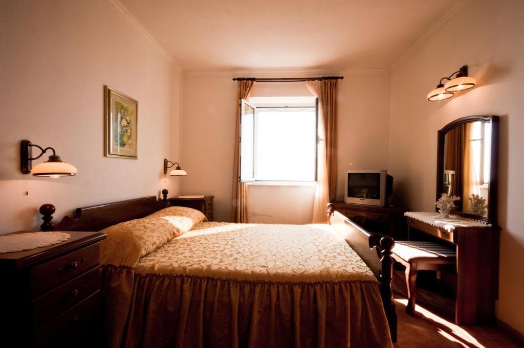 Apartments Barba Petra Dvori Sumartin Chambre photo